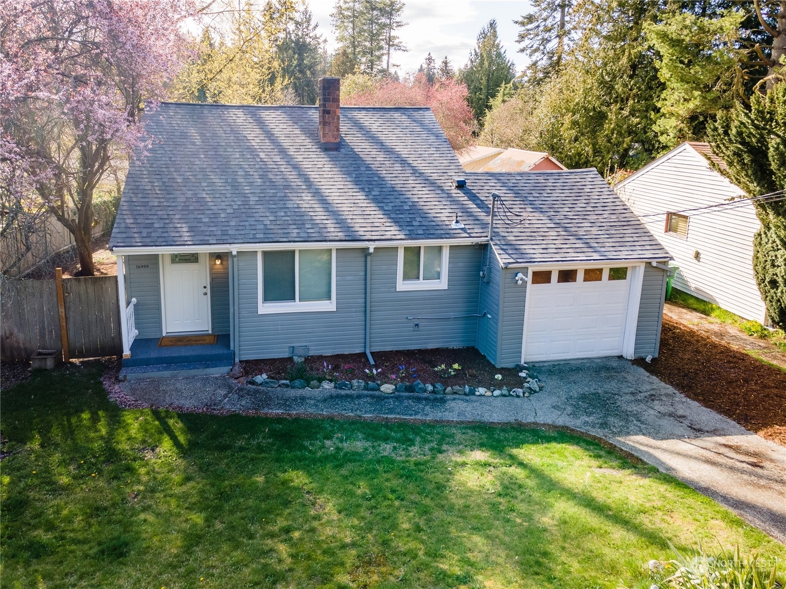 Property Photo:  16909 12th Place NE  WA 98155 