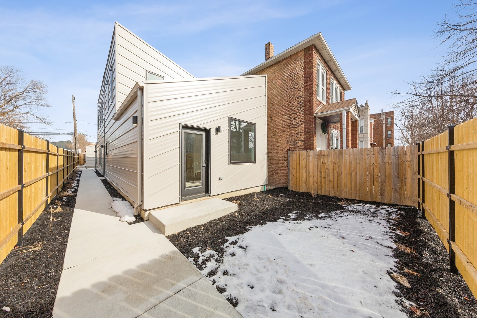 Property Photo:  2828 W Wilcox Street  IL 60612 