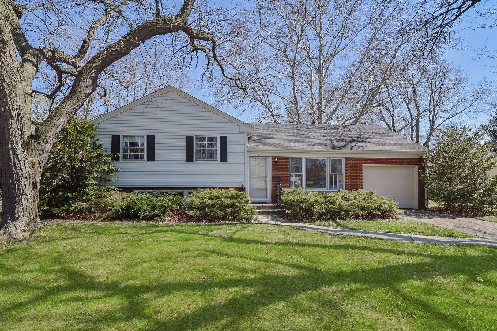 Property Photo: 39 Briarcliff Road IL 60538