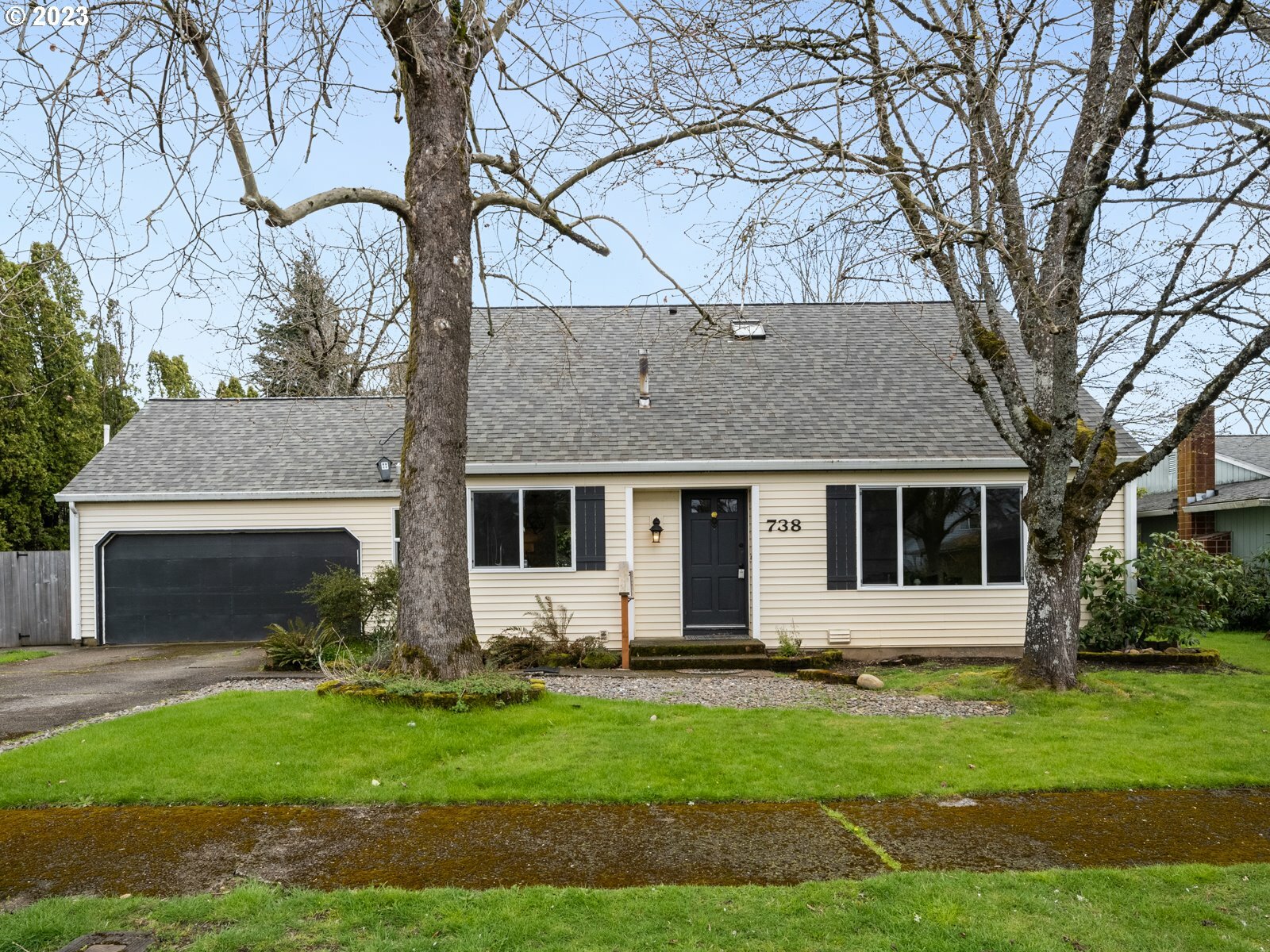 Property Photo:  738 SE 156th Pl  OR 97233 