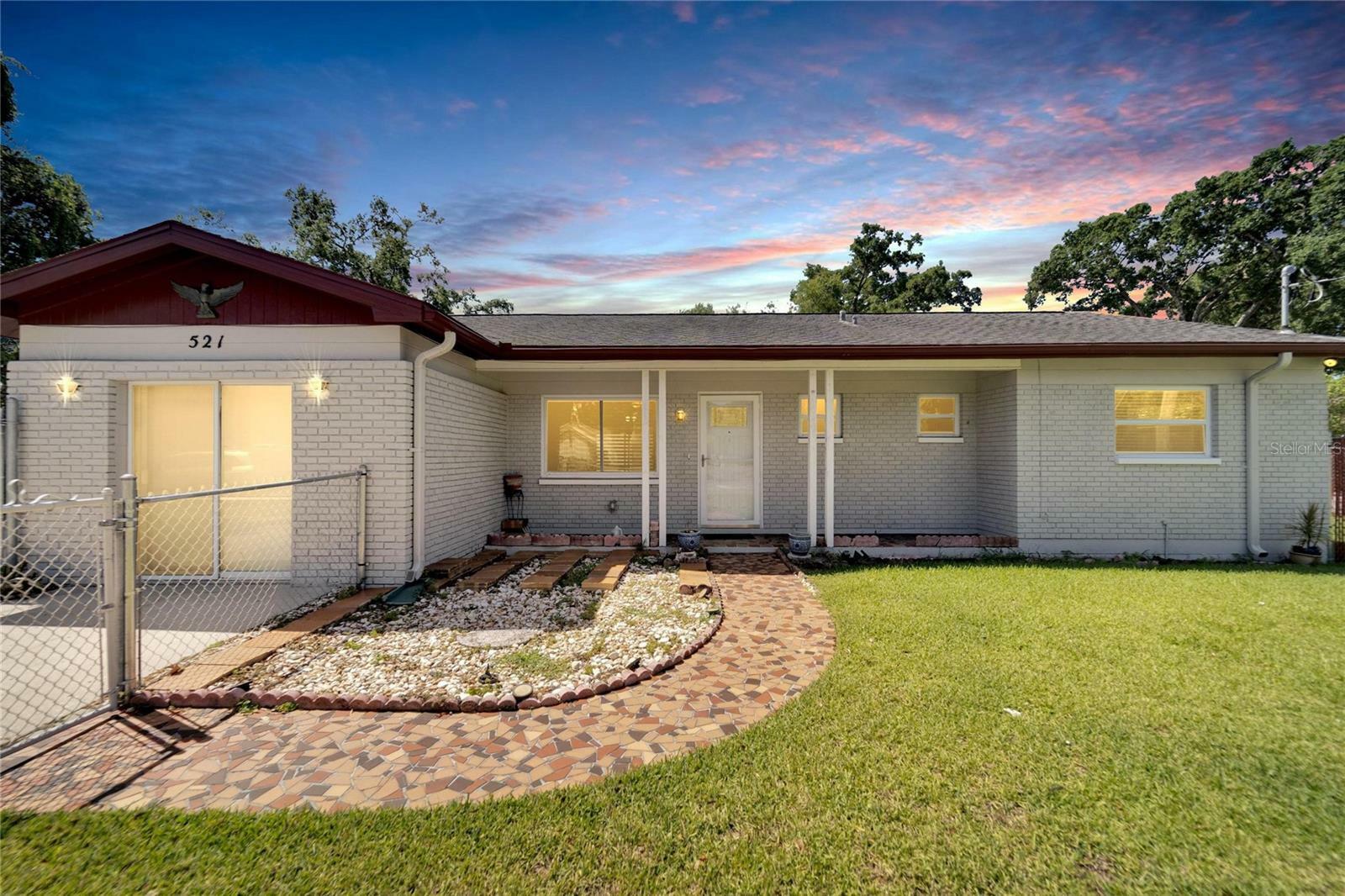 Property Photo:  521 E Lumsden Road  FL 33511 