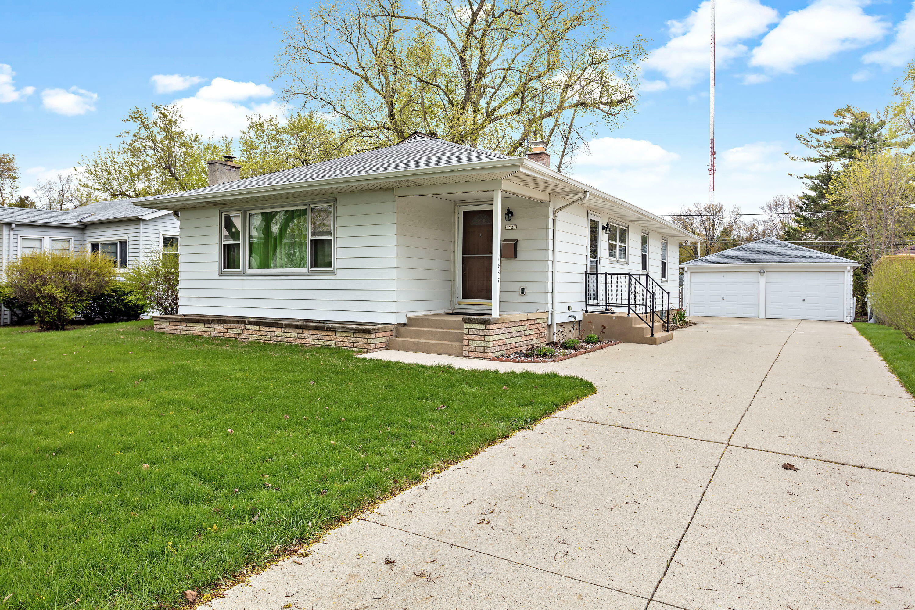 Property Photo:  1437 W Custer Ave  WI 53209 