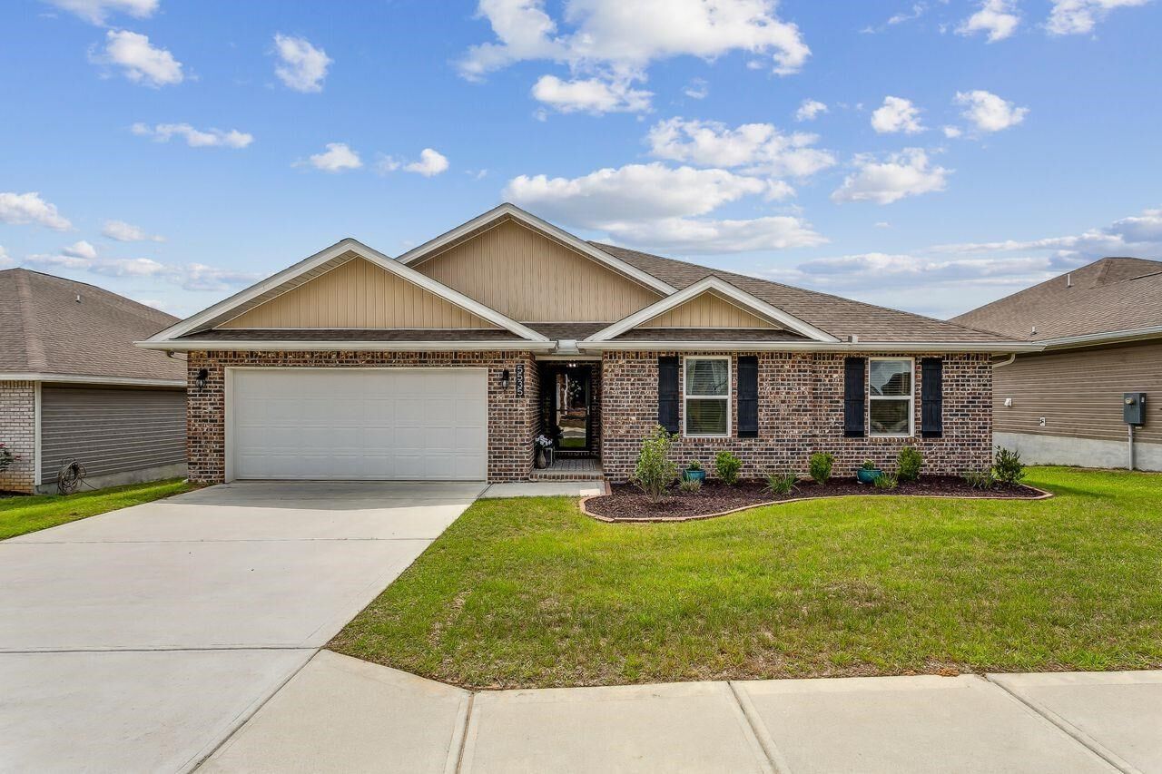 Property Photo: 5535 Guinevere Ln FL 32583