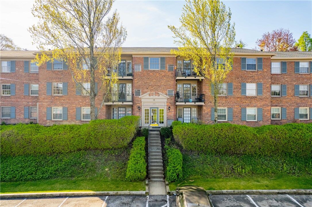 Property Photo:  1070 Chatham Park Drive D  PA 15216 