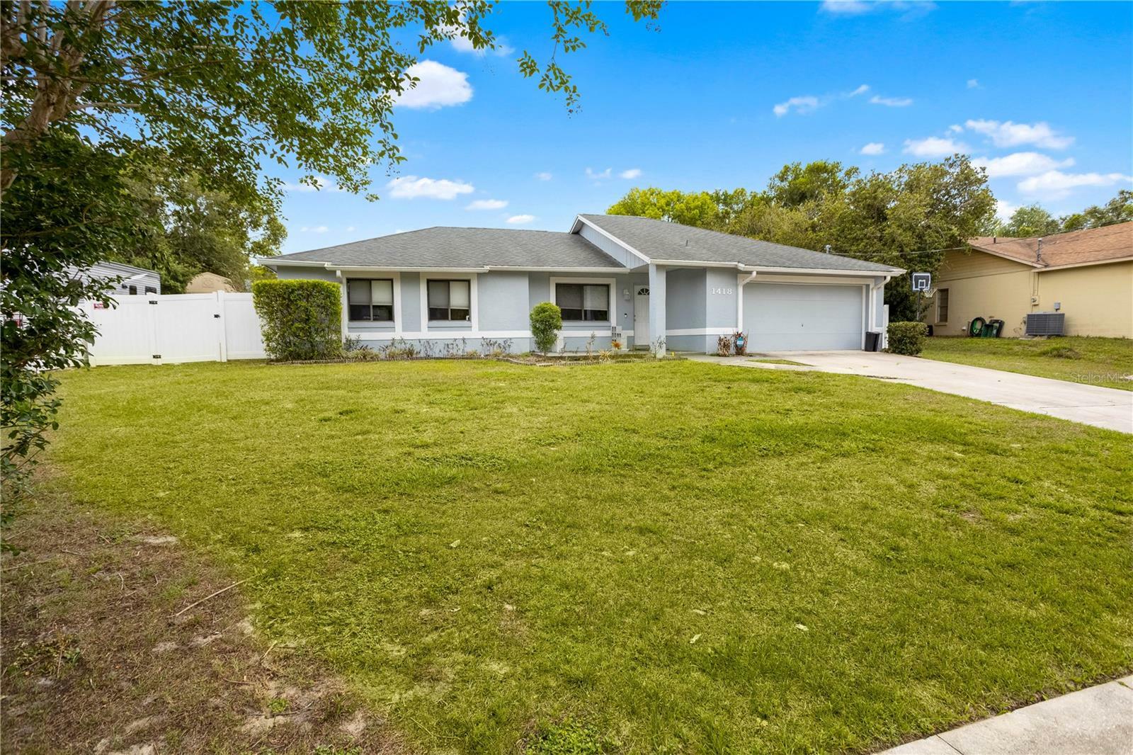 Property Photo: 1418 Roseboro Drive FL 32725