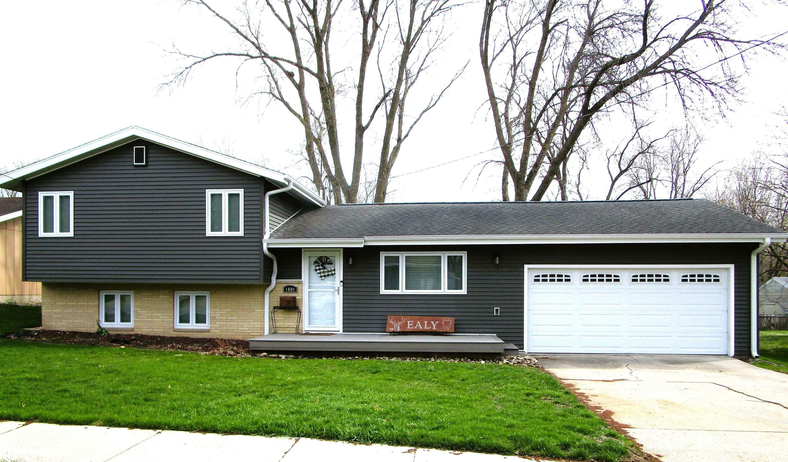 Property Photo:  1009 1st Avenue  IA 50126 