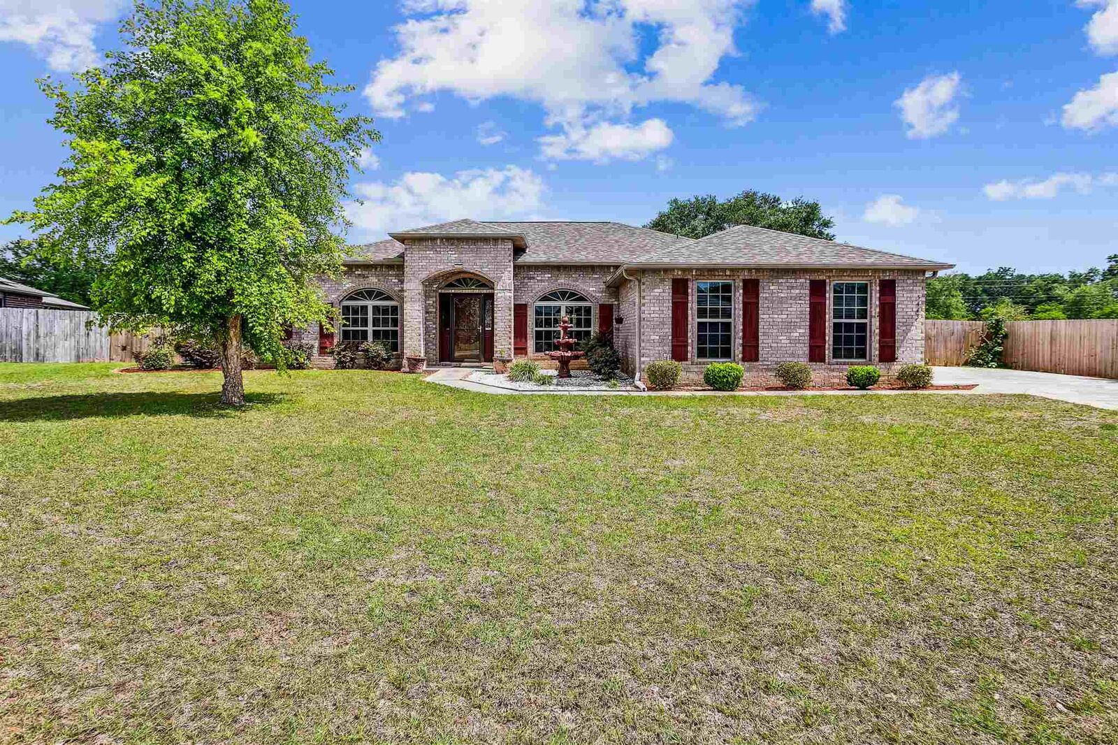 Property Photo: 5443 Covered Bridge Ln FL 32571