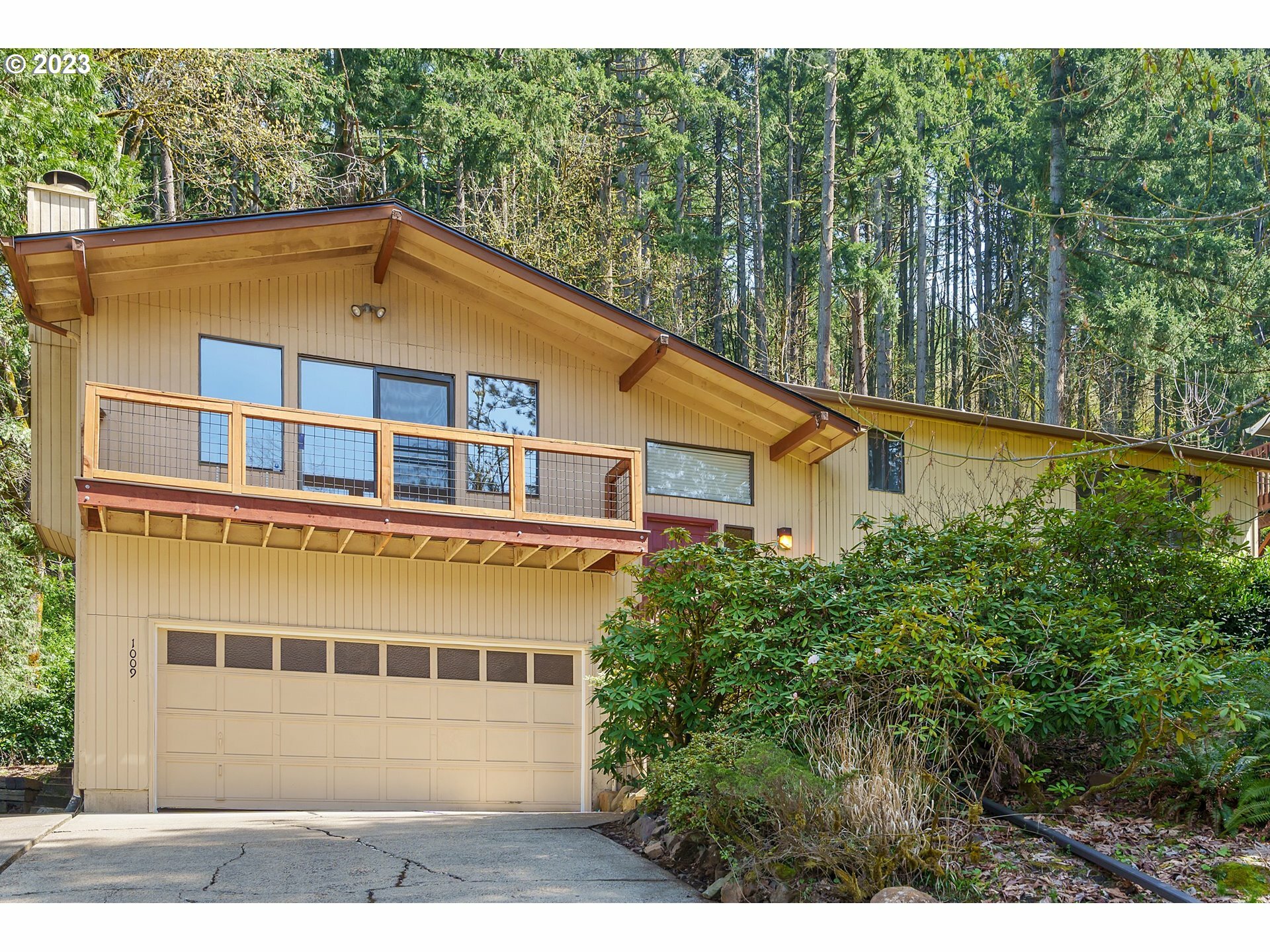 Property Photo: 1009 S 70th St OR 97478