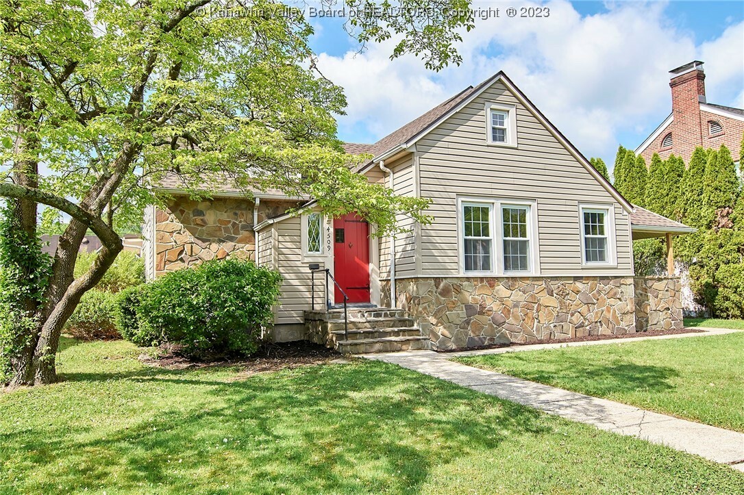 Property Photo: 4509 Staunton Avenue SE WV 25304
