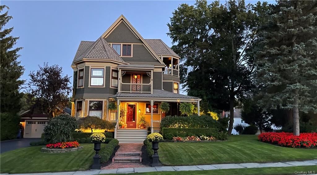 Property Photo:  8 Parkway  NY 10924 