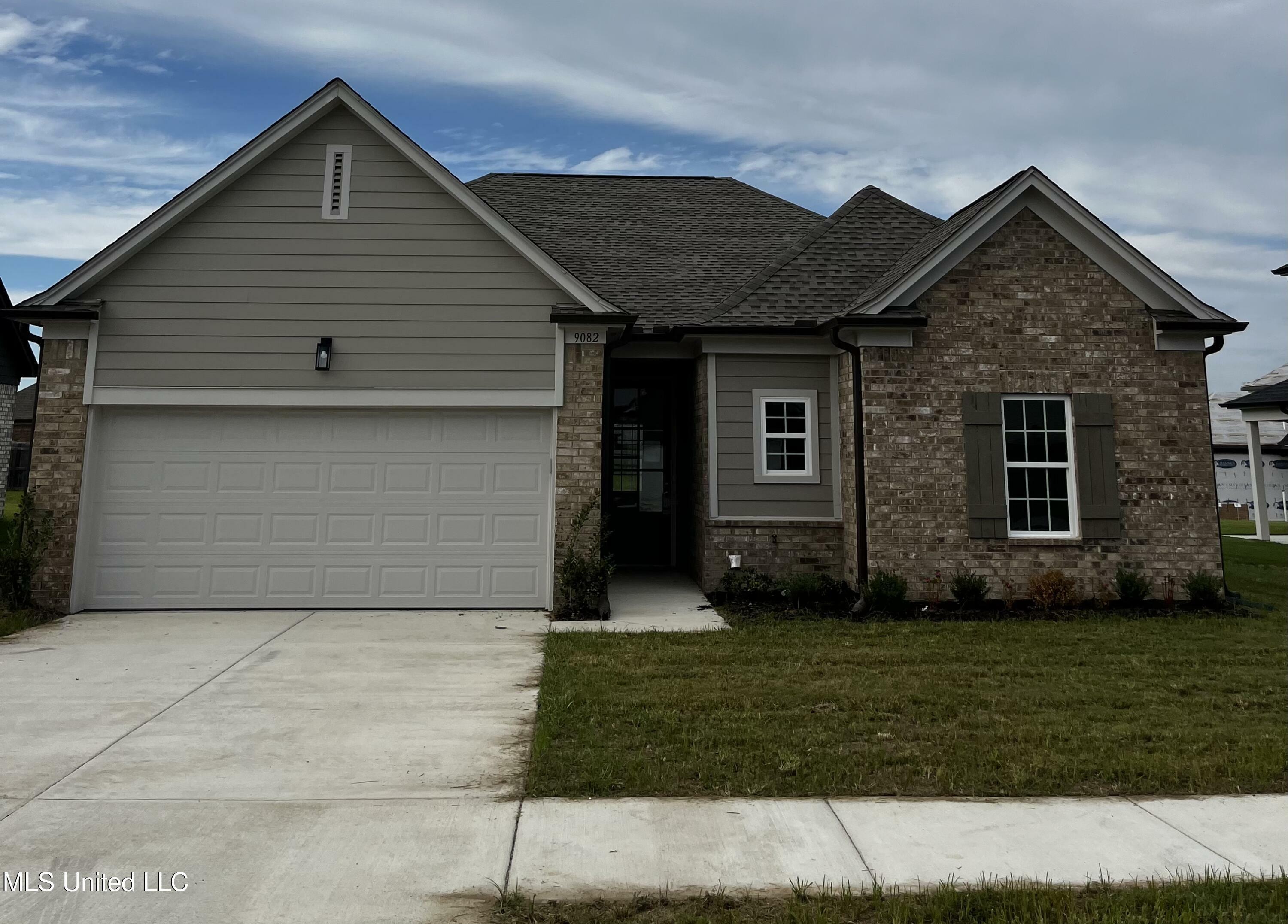 Property Photo: 9082 S Lakeside Circle MS 38680