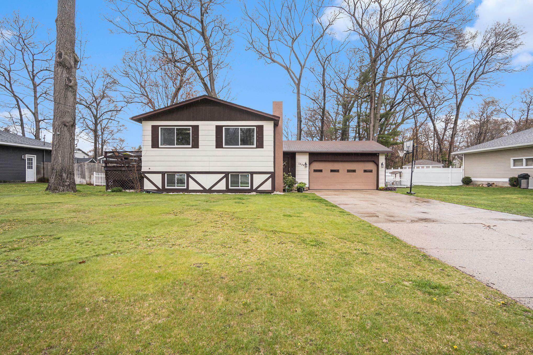 Property Photo:  1694 Gladstone Drive  MI 49445 