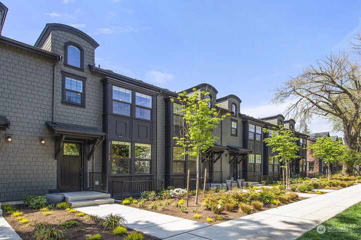 2111  9th Avenue W 22  Seattle WA 98119 photo