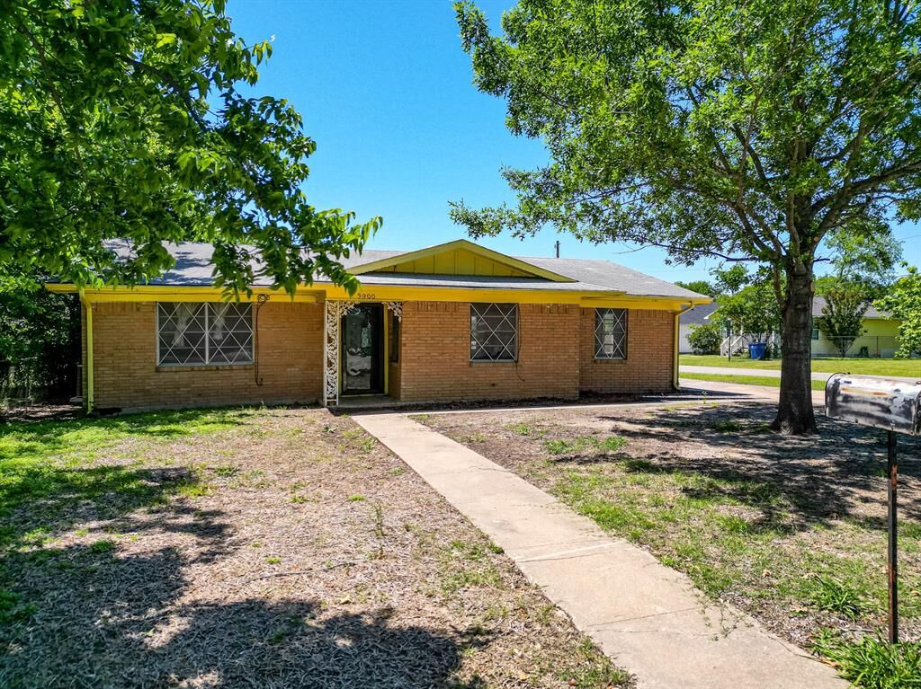 Property Photo: 3900 Langford Street TX 75401