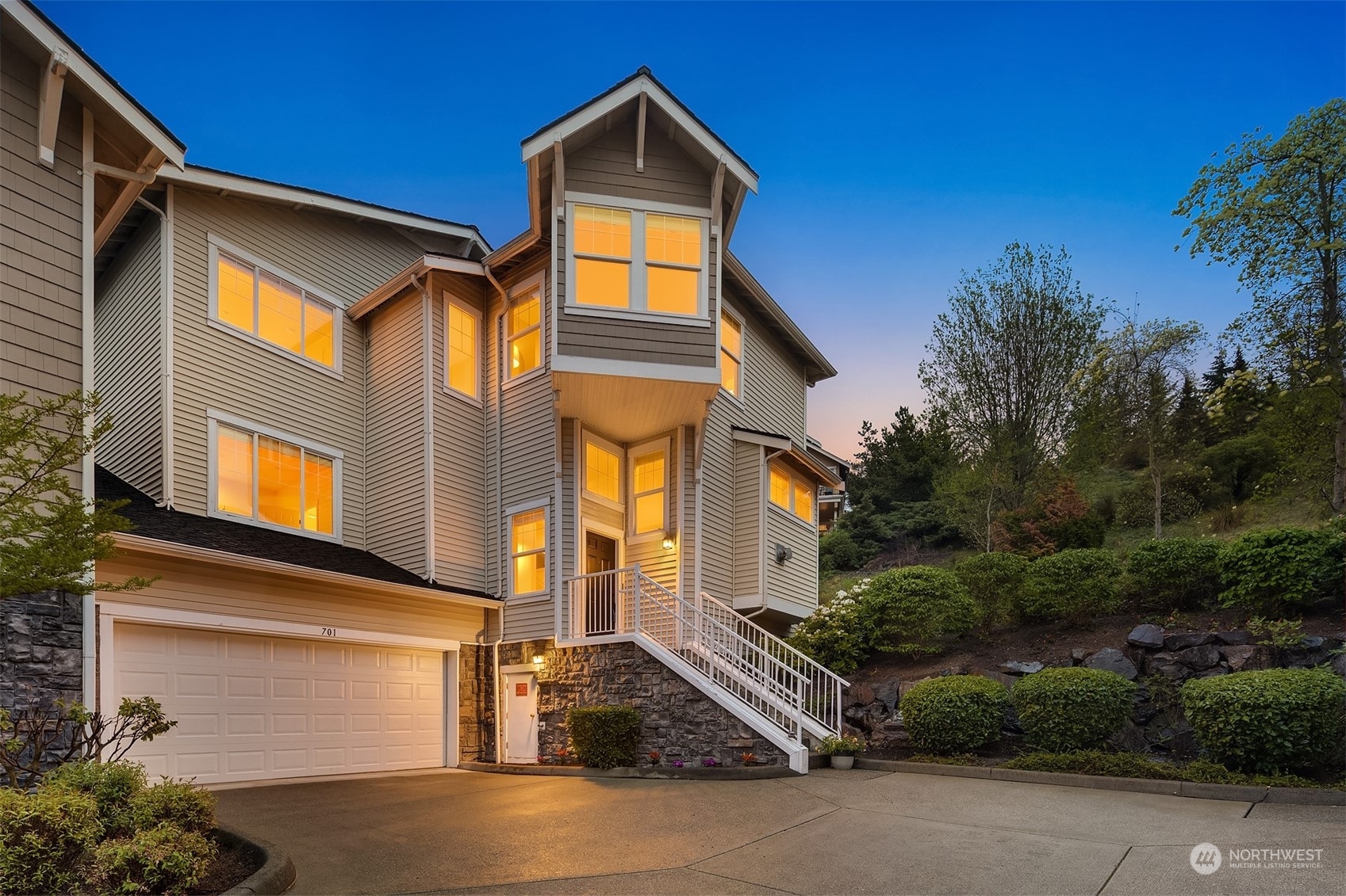 Property Photo:  1601 NE Katsura Street 701  WA 98029 