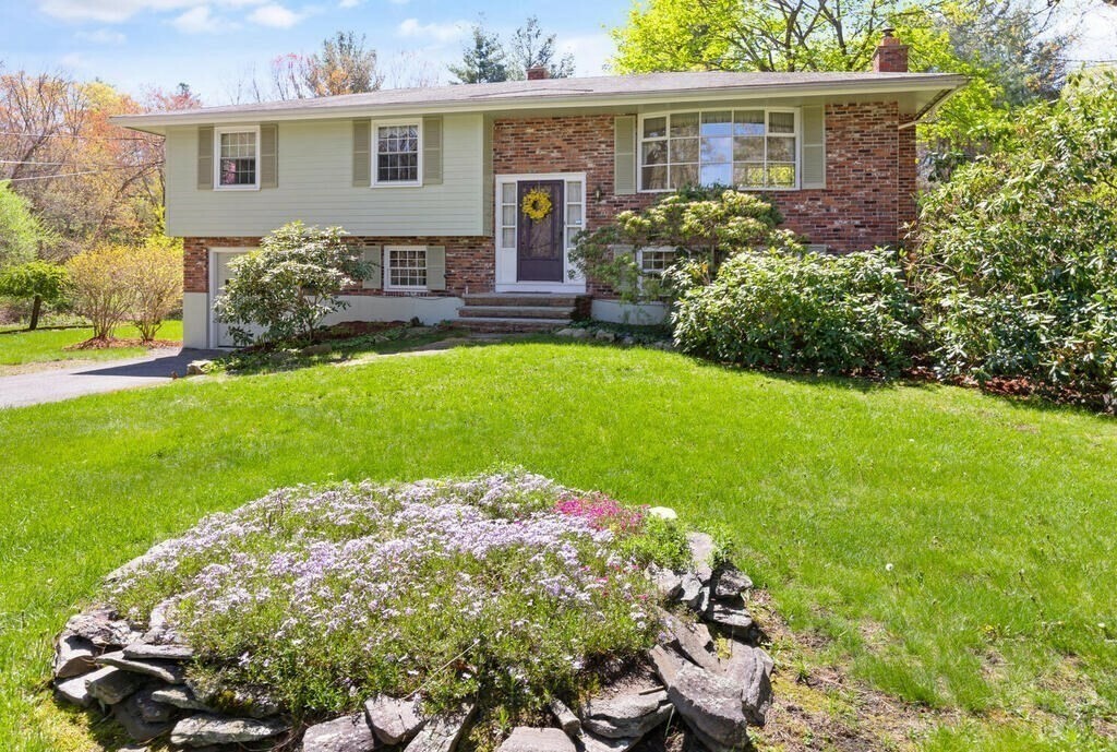 Property Photo: 7 Comanche Circle MA 01824
