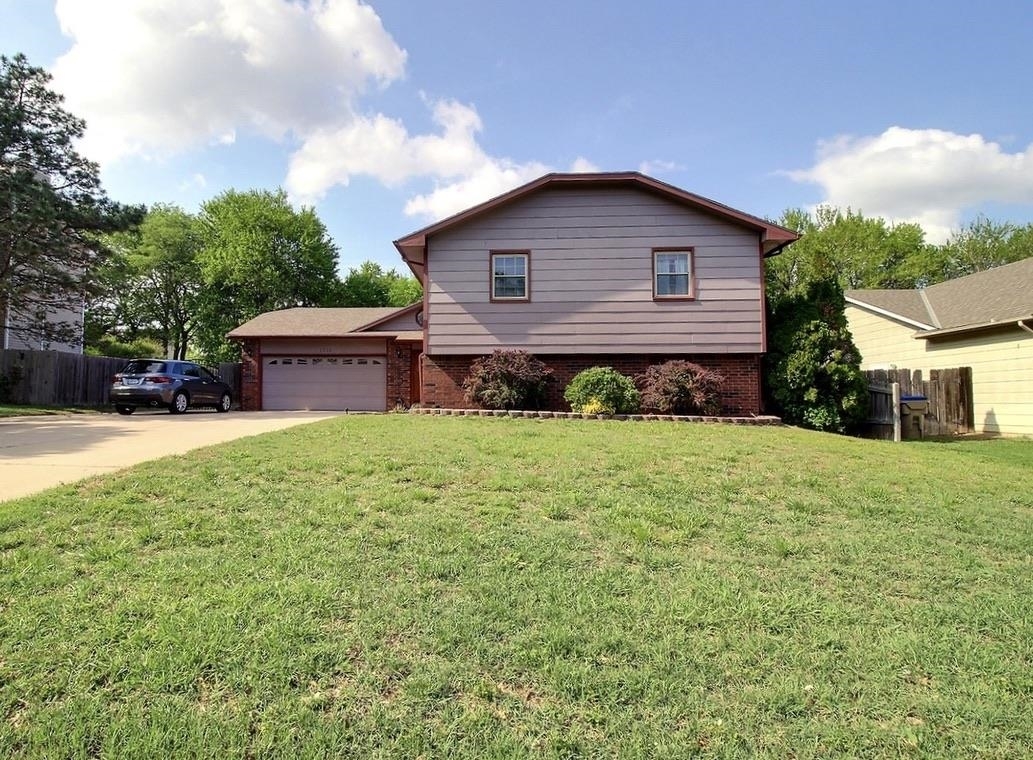 Property Photo: 1718 E Cresthill Rd KS 67037