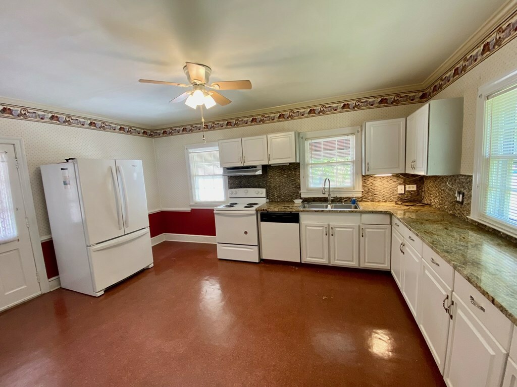 Property Photo:  605 Rose Hill Avenue  VA 23927 