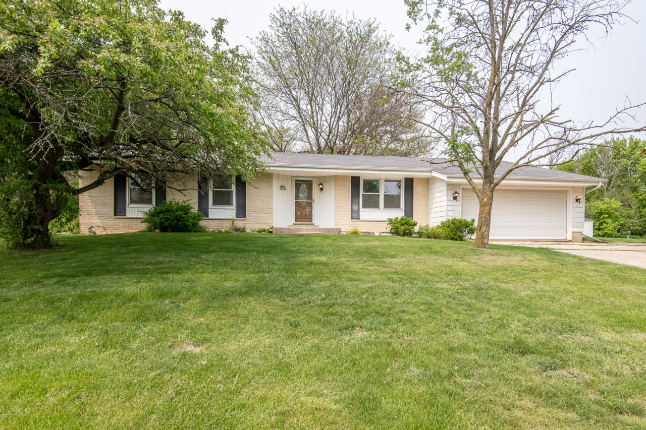 Property Photo:  W246s7110 Wildwood Ct  WI 53189 