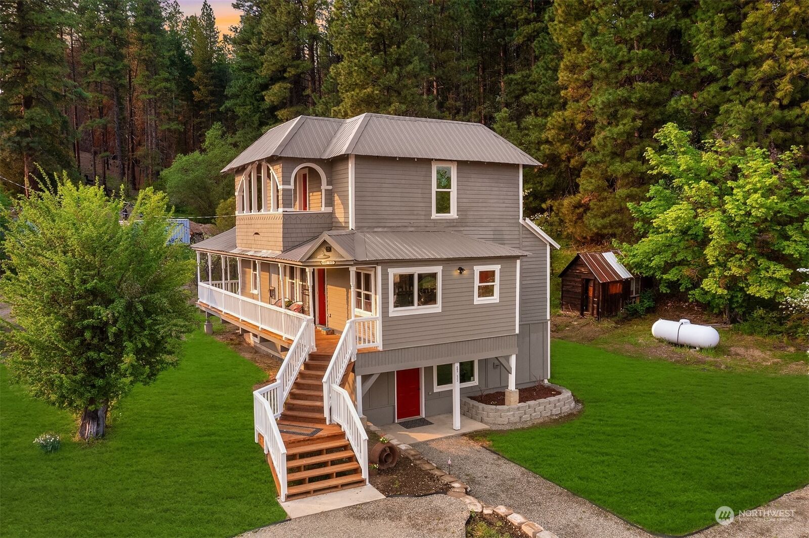 Property Photo:  605 1/2 N 2nd Street  WA 98941 