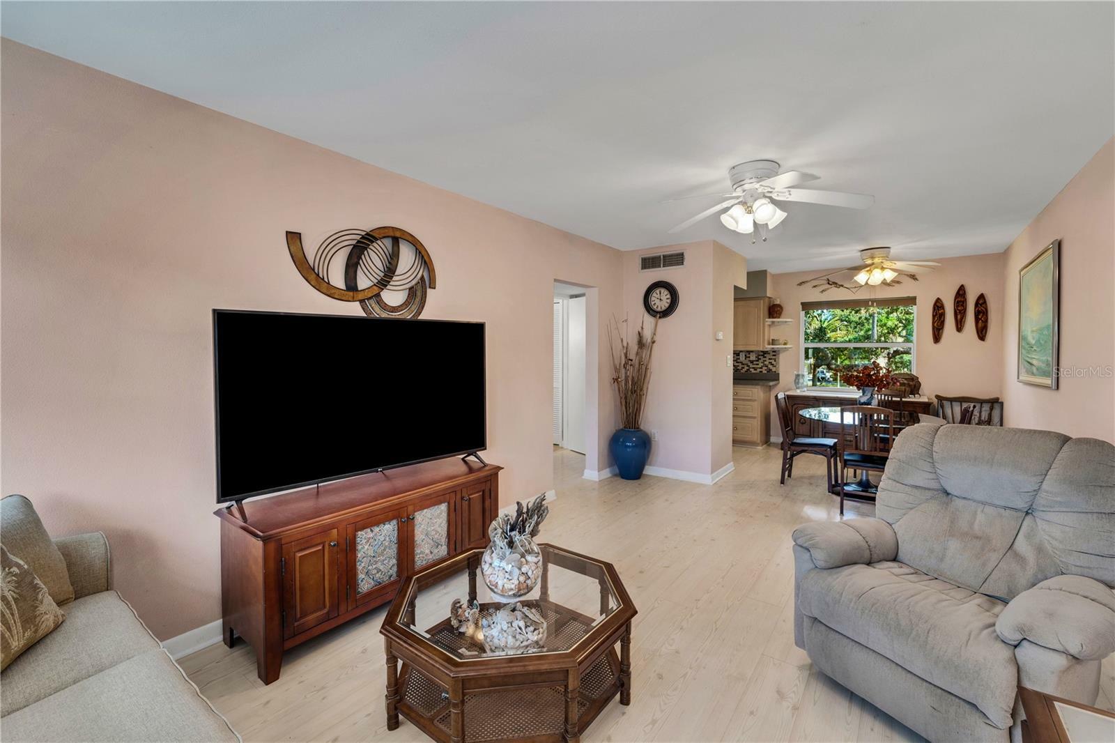 Property Photo: 521 W Venice Avenue 4 FL 34285