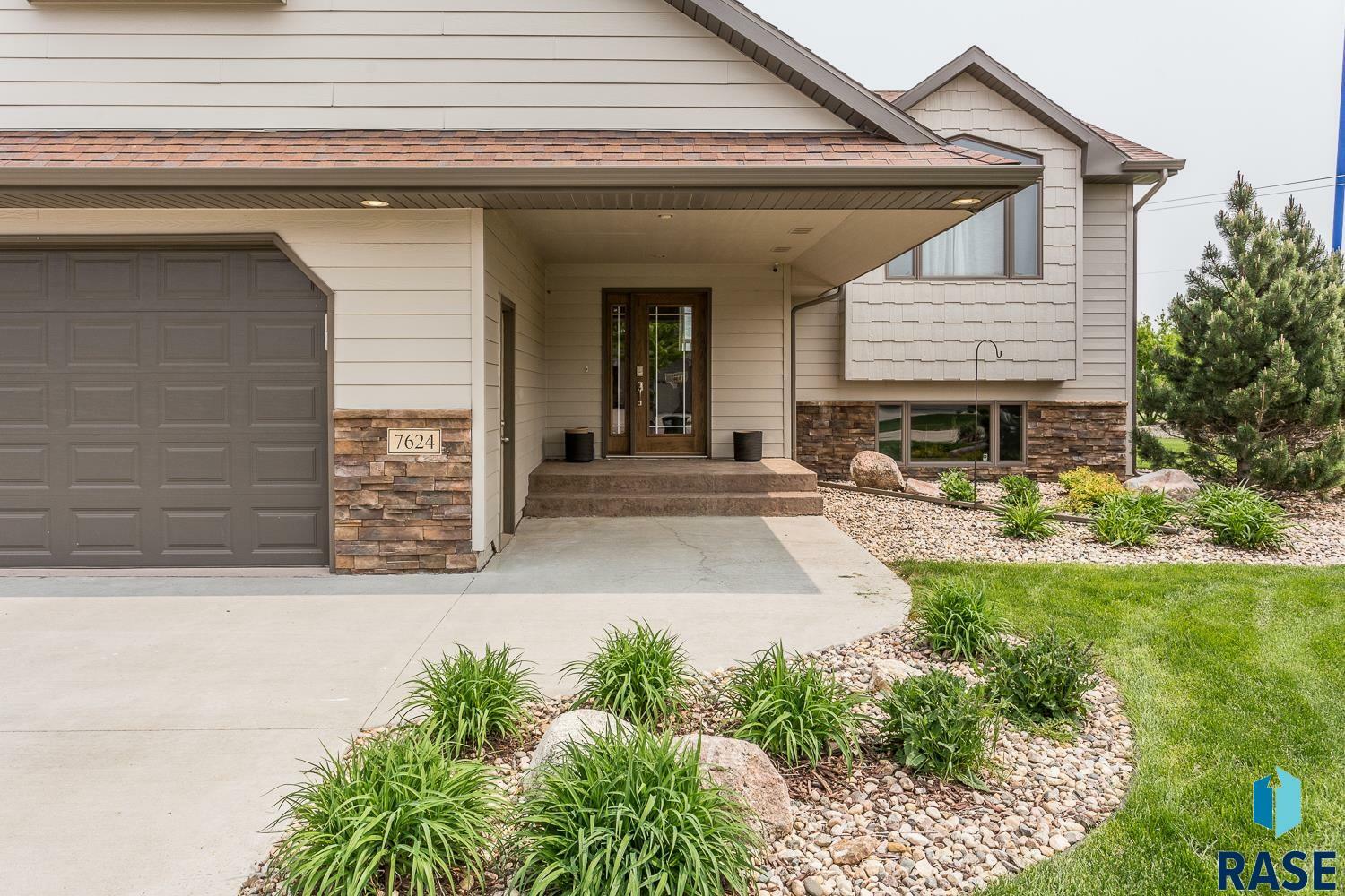 Property Photo: 7624 S Courtyard Cir SD 57108