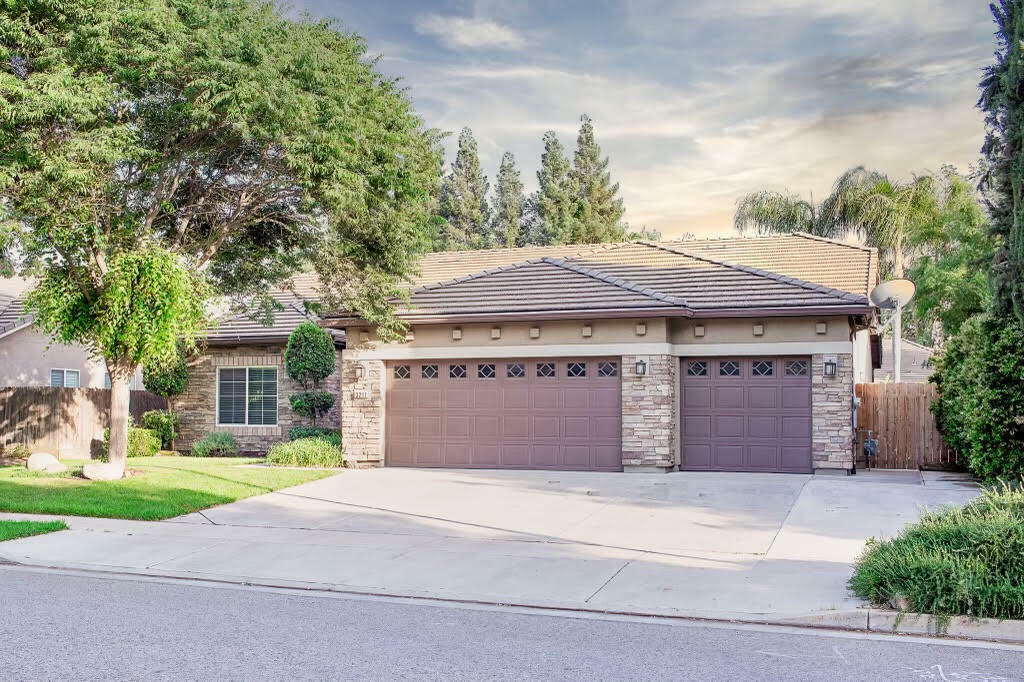 Property Photo: 3211 W Tyler Avenue CA 93291