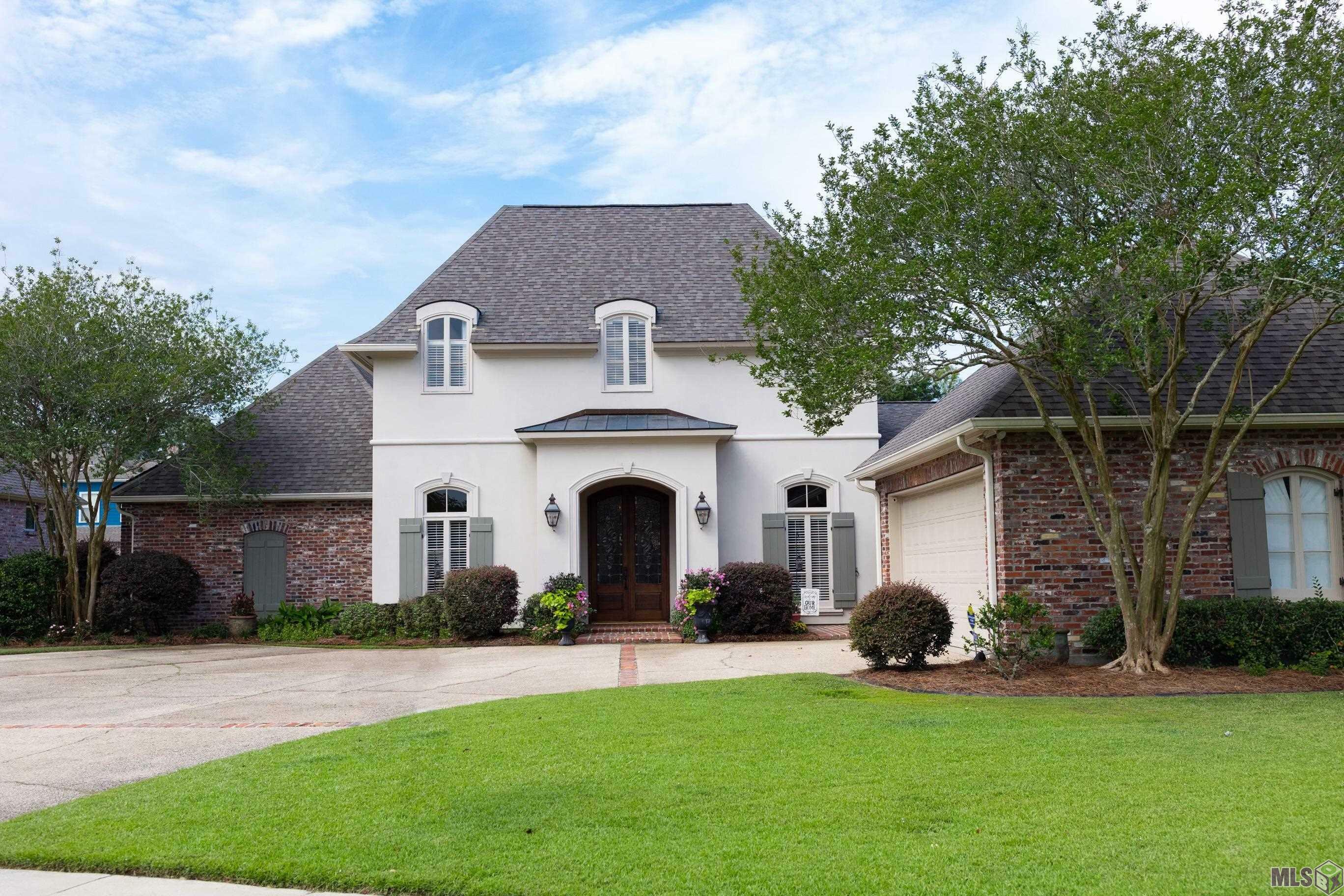Property Photo: 11102 S Lakeside Oaks Ave LA 70810