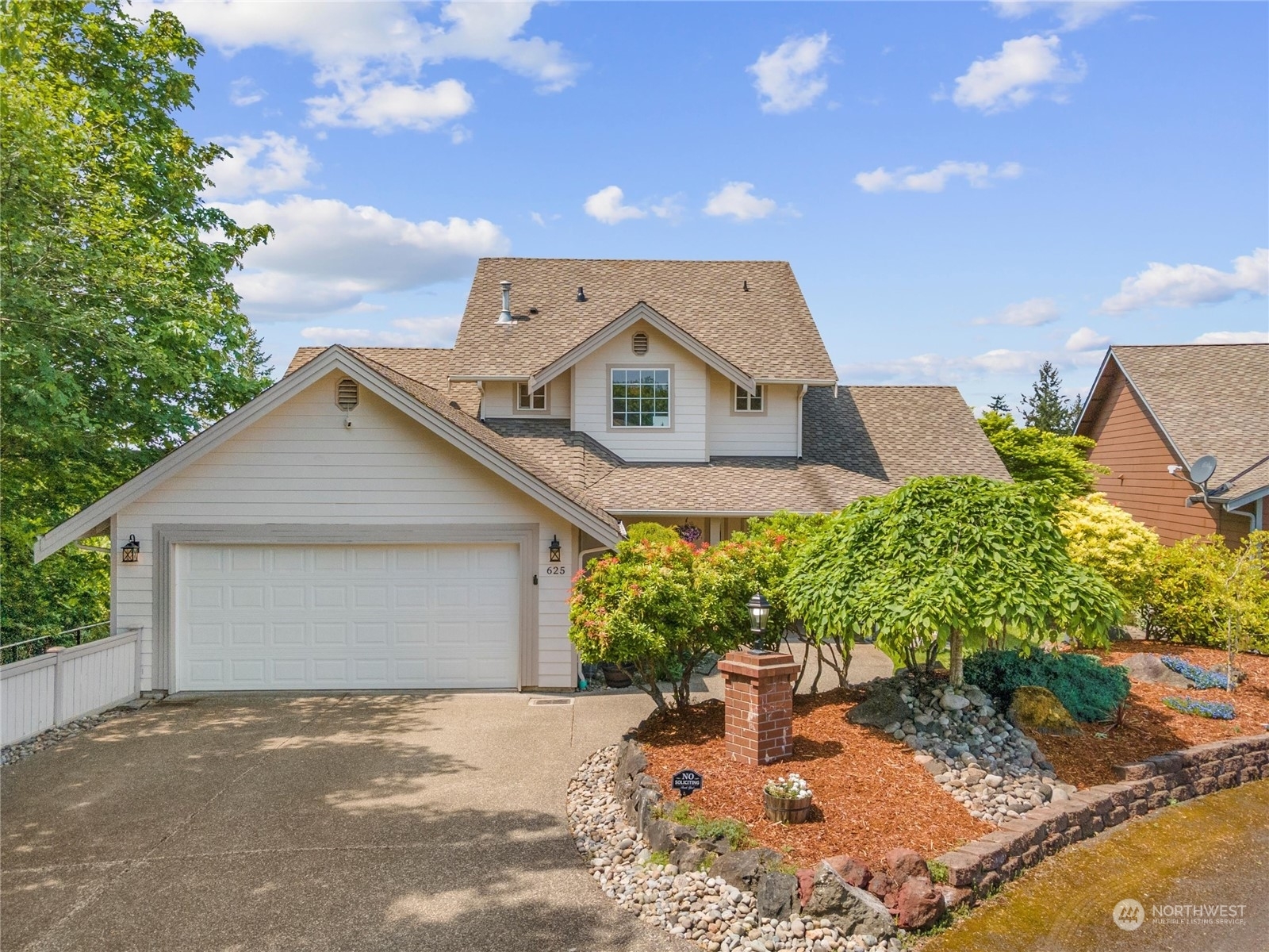 Property Photo:  625 Medallion Place E  WA 98366 