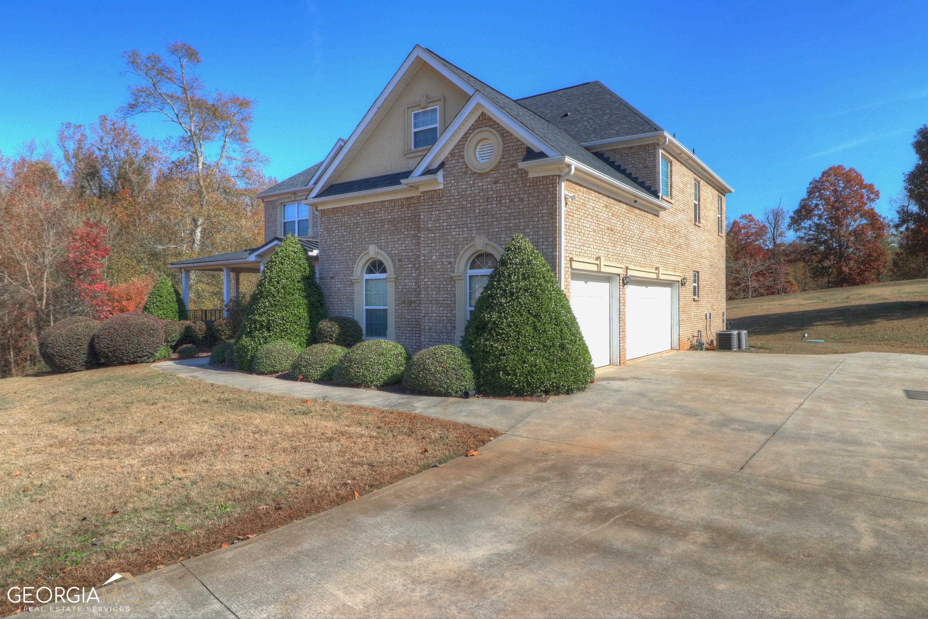 Property Photo: 303 Thistlewood Run GA 30252