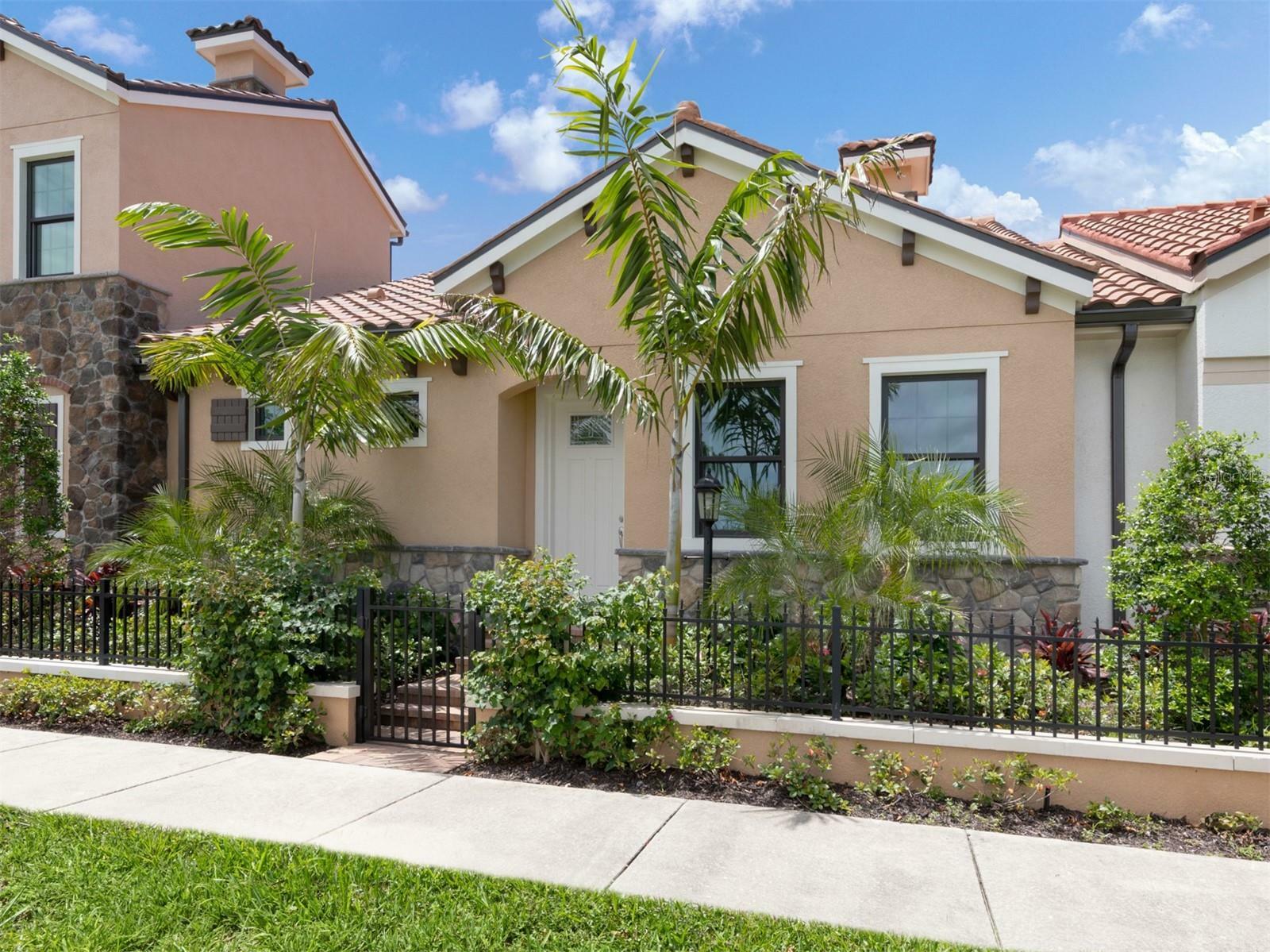 Property Photo:  930 E Venice Avenue  FL 34285 