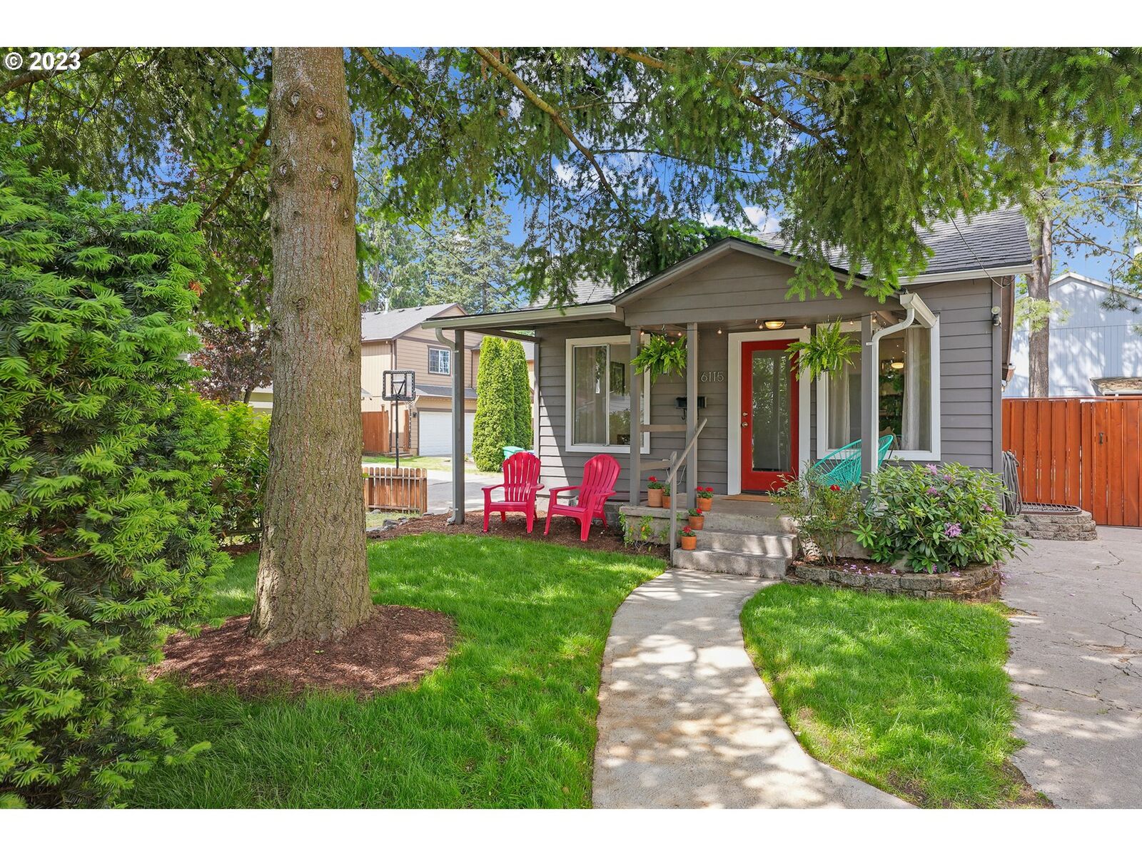 Property Photo:  6115 SE 55th Ave  OR 97206 