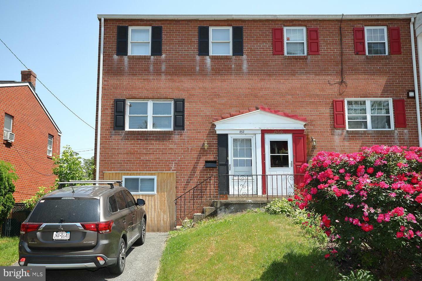 852 Hilton Drive  Lancaster PA 17603 photo