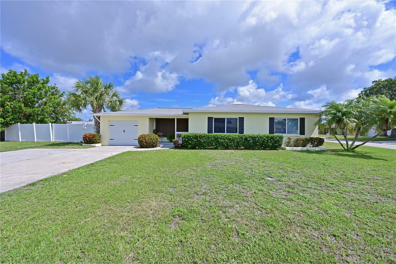 Property Photo:  1102 Orlando Avenue  FL 34207 