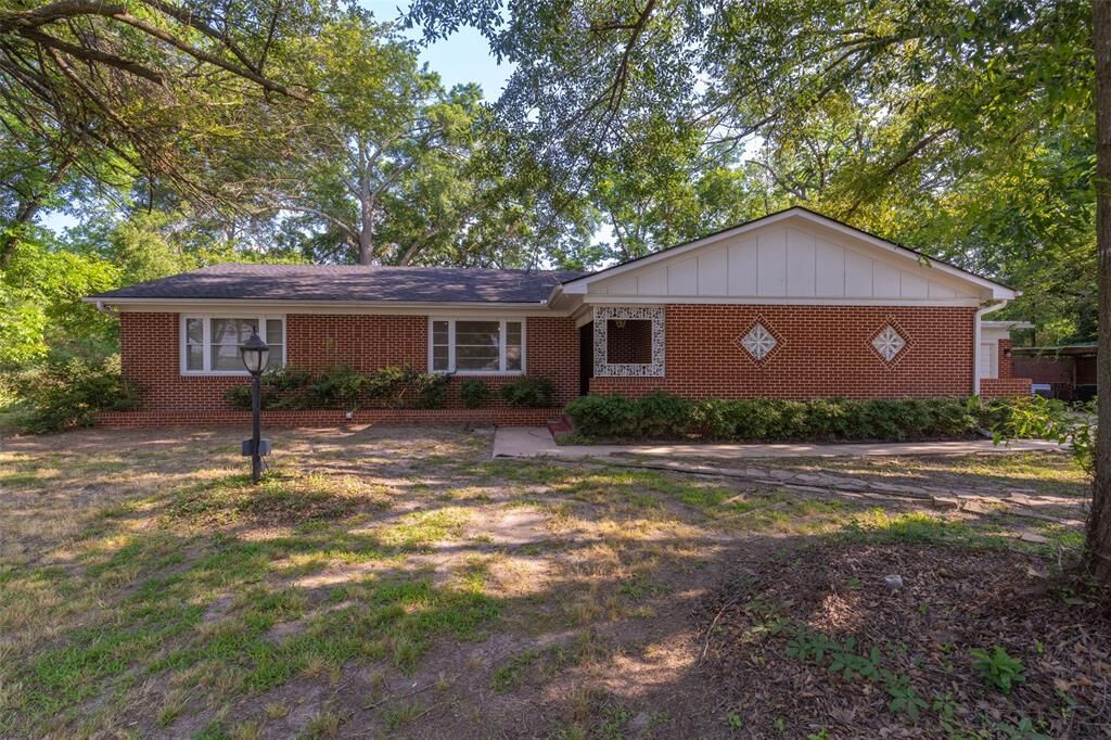 Property Photo: 1010 Jefferson Street TX 75482
