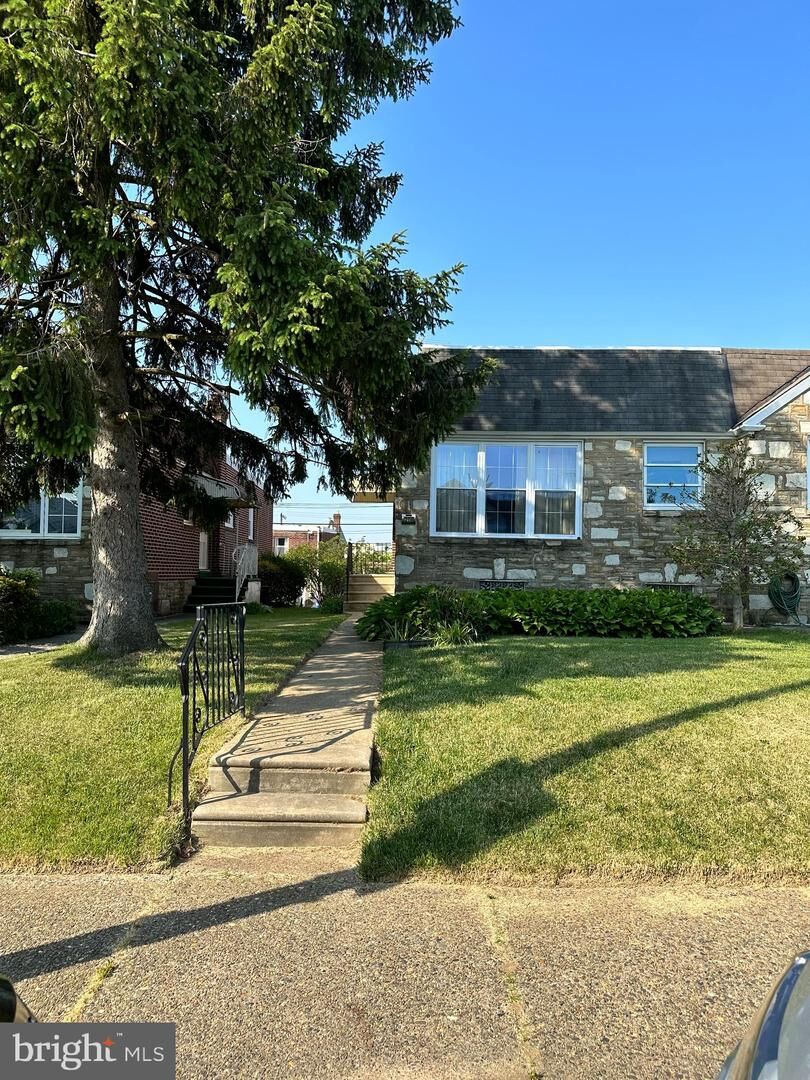Property Photo:  2114 Emerson Street  PA 19152 