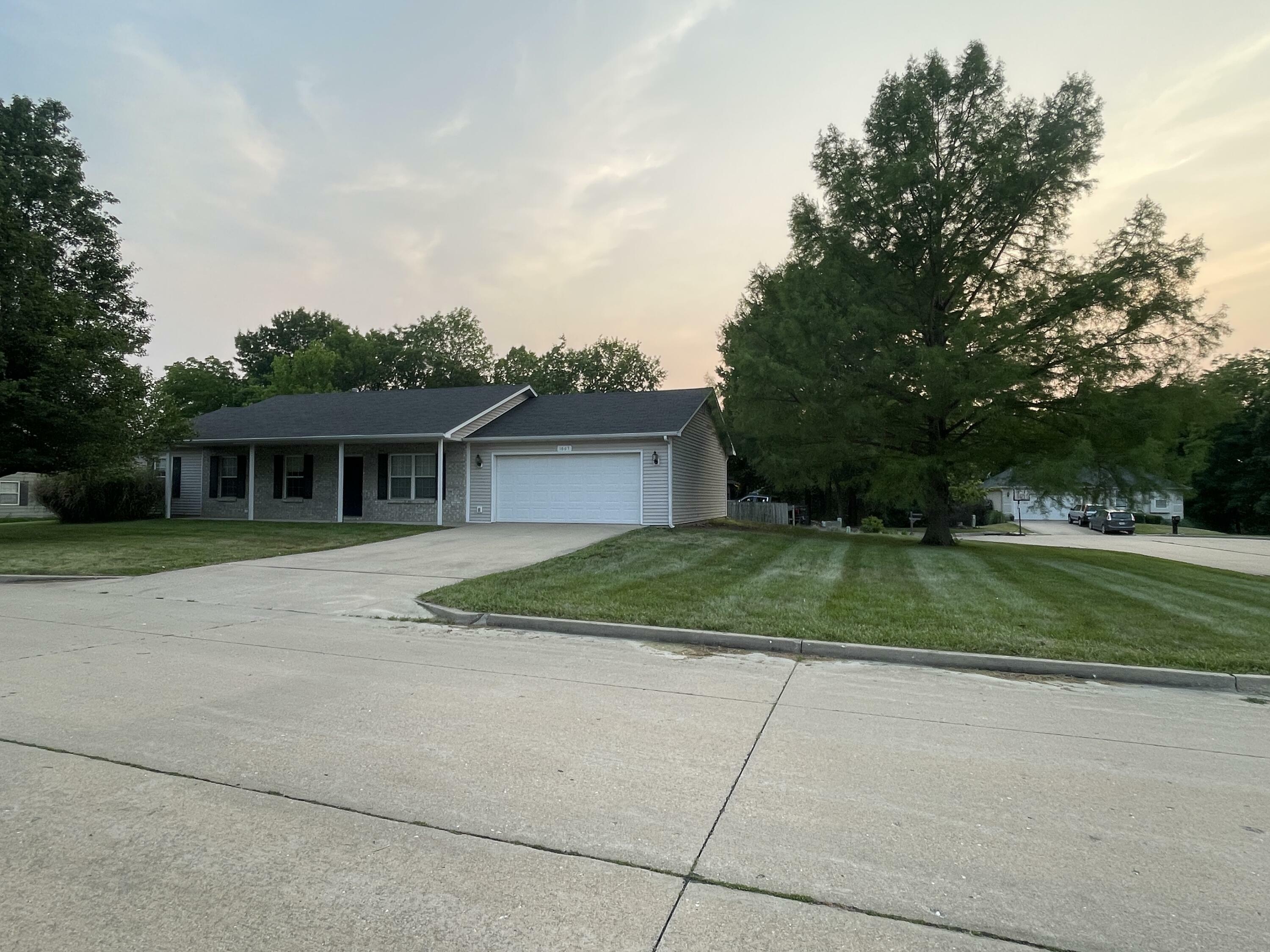 Property Photo:  1607 S Buchanan Dr  MO 65203 