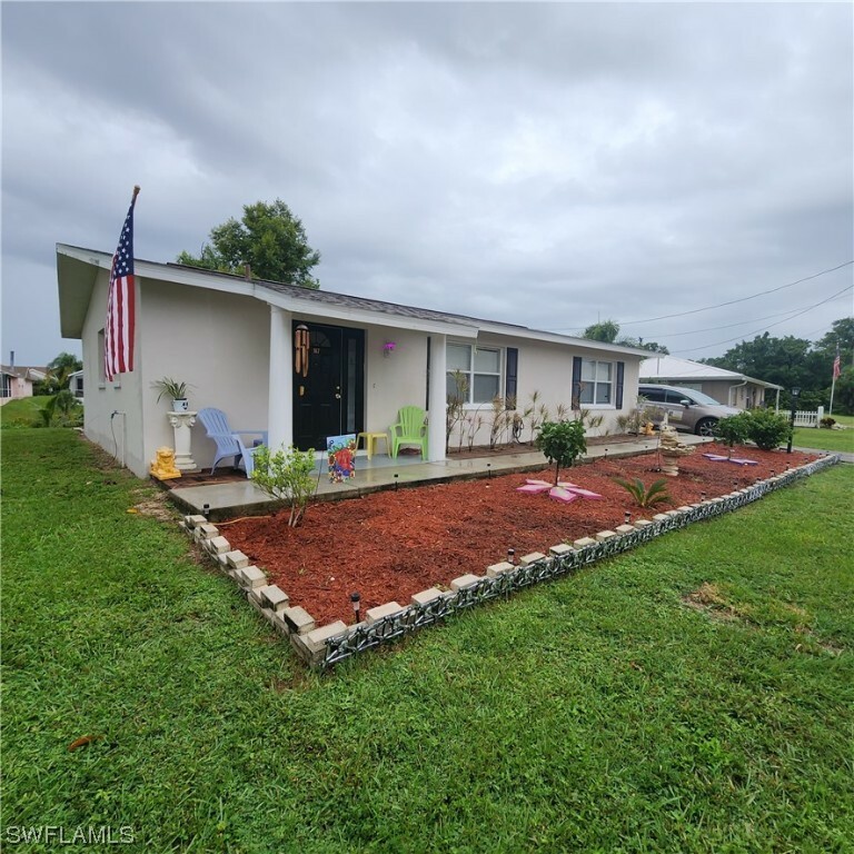 Property Photo:  917 Iris Drive  FL 33903 