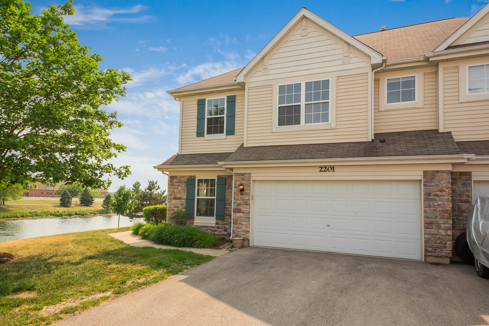 Property Photo: 2201 Pembridge Lane 2201 IL 60431