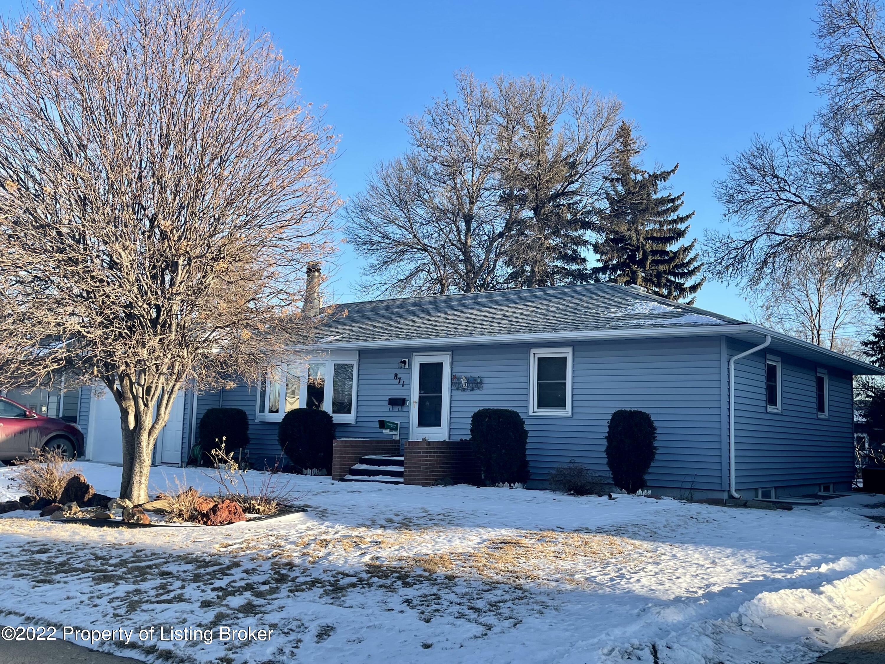 Property Photo:  871 6th Street W  ND 58601 