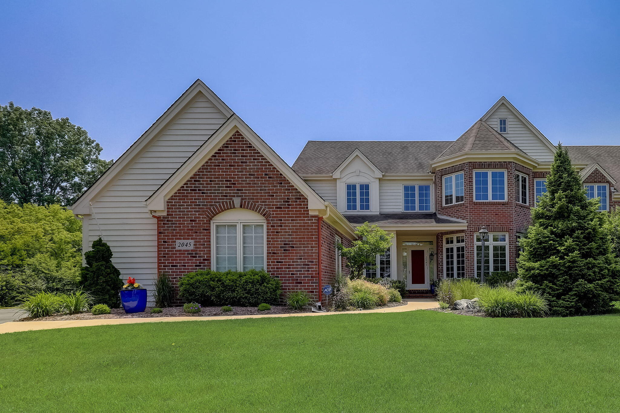 Property Photo:  2045 W Hidden Reserve Cir  WI 53092 
