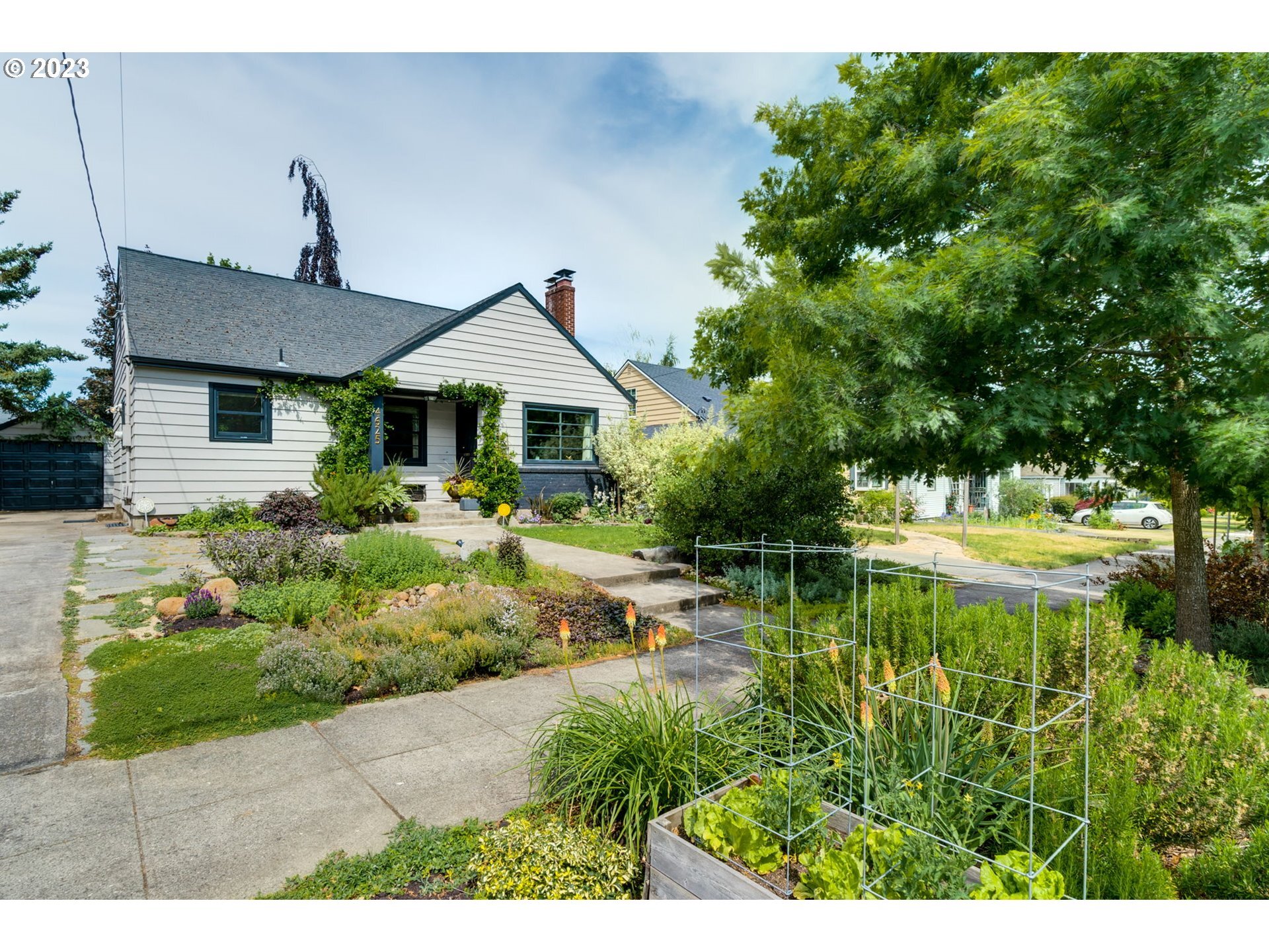 Property Photo: 4625 NE 34th Ave OR 97211