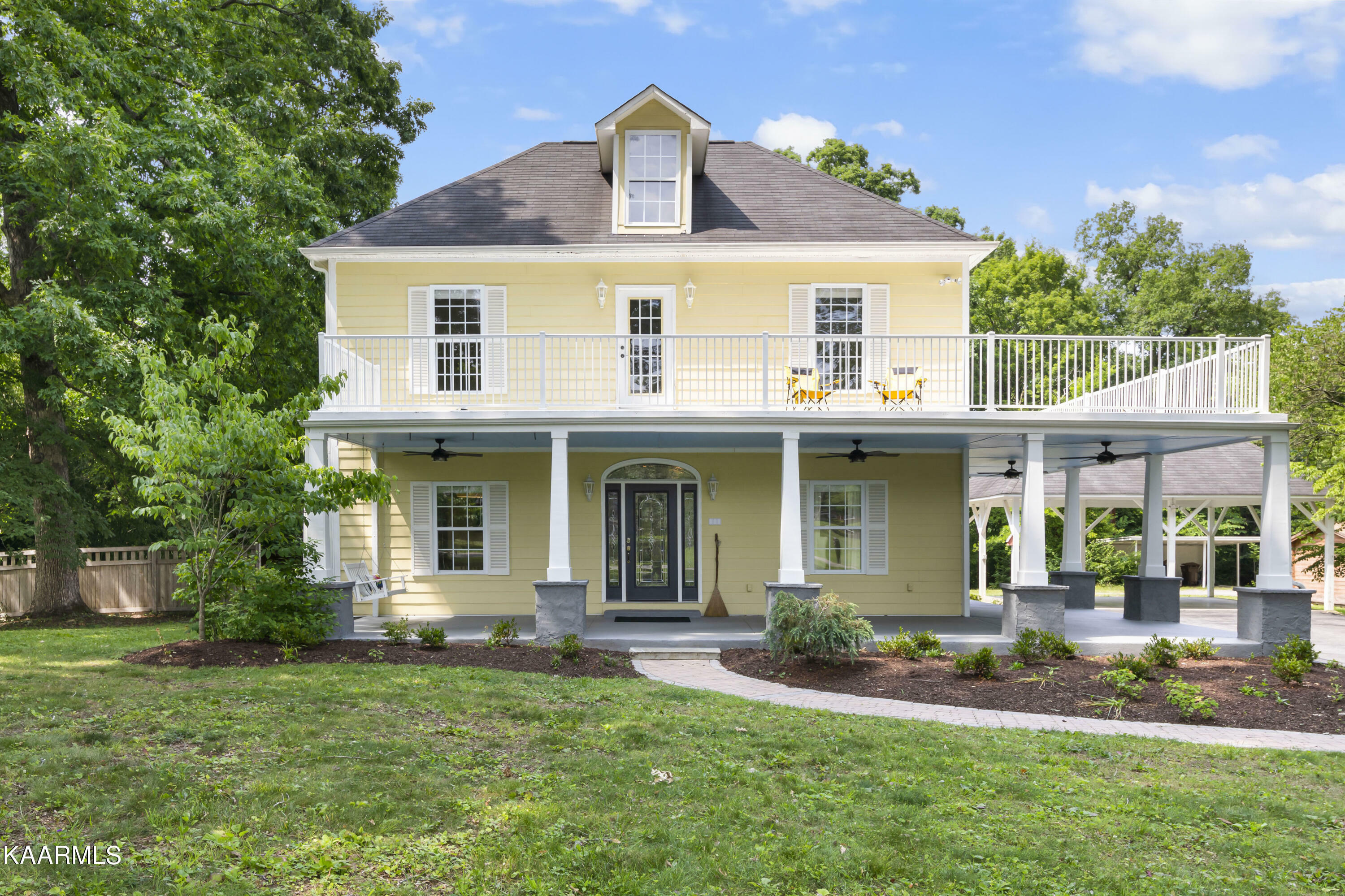 Property Photo: 527 Woodlawn Pike TN 37920