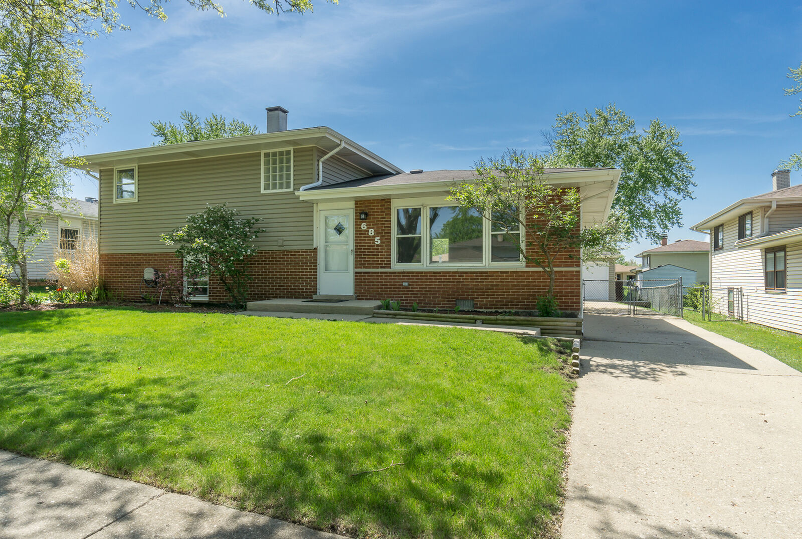 Property Photo:  685 Catalpa Lane  IL 60103 