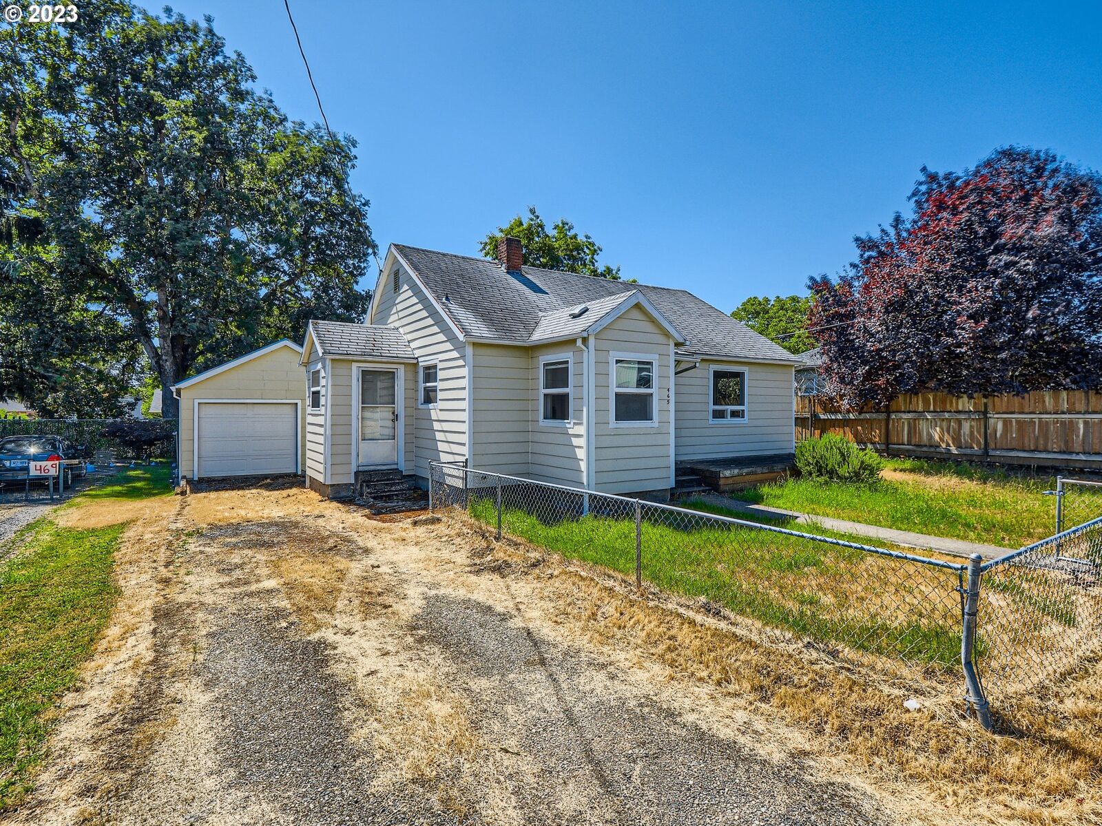 Property Photo:  465 S 7th St  OR 97051 