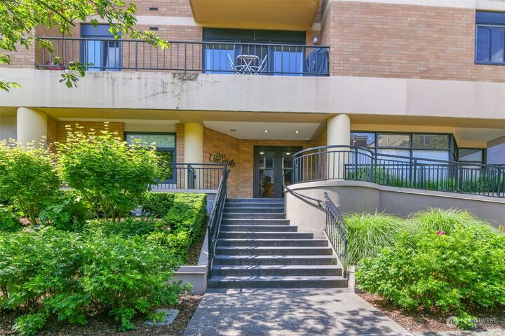 Property Photo: 1300 University Street 7E WA 98101
