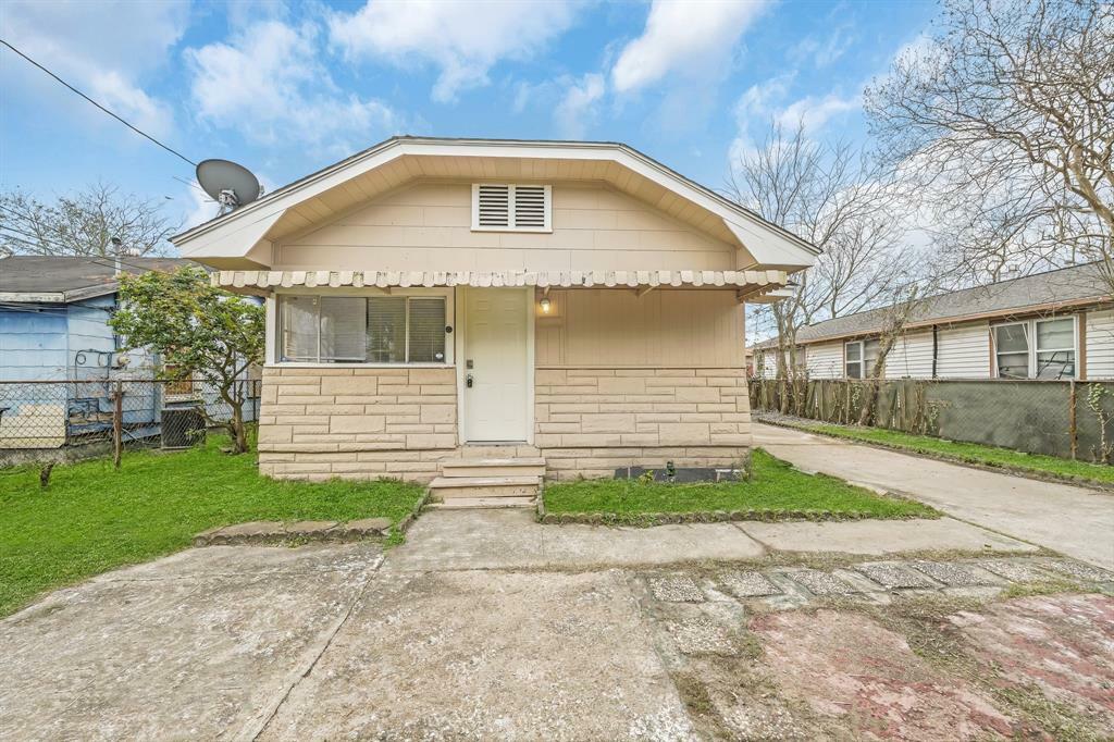 Property Photo:  416 De Haven Street  TX 77029 