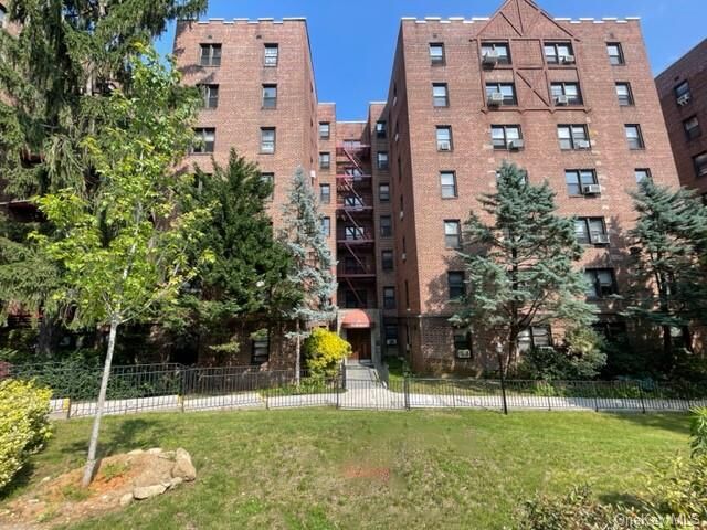 Property Photo:  142 Garth Road 2D  NY 10583 