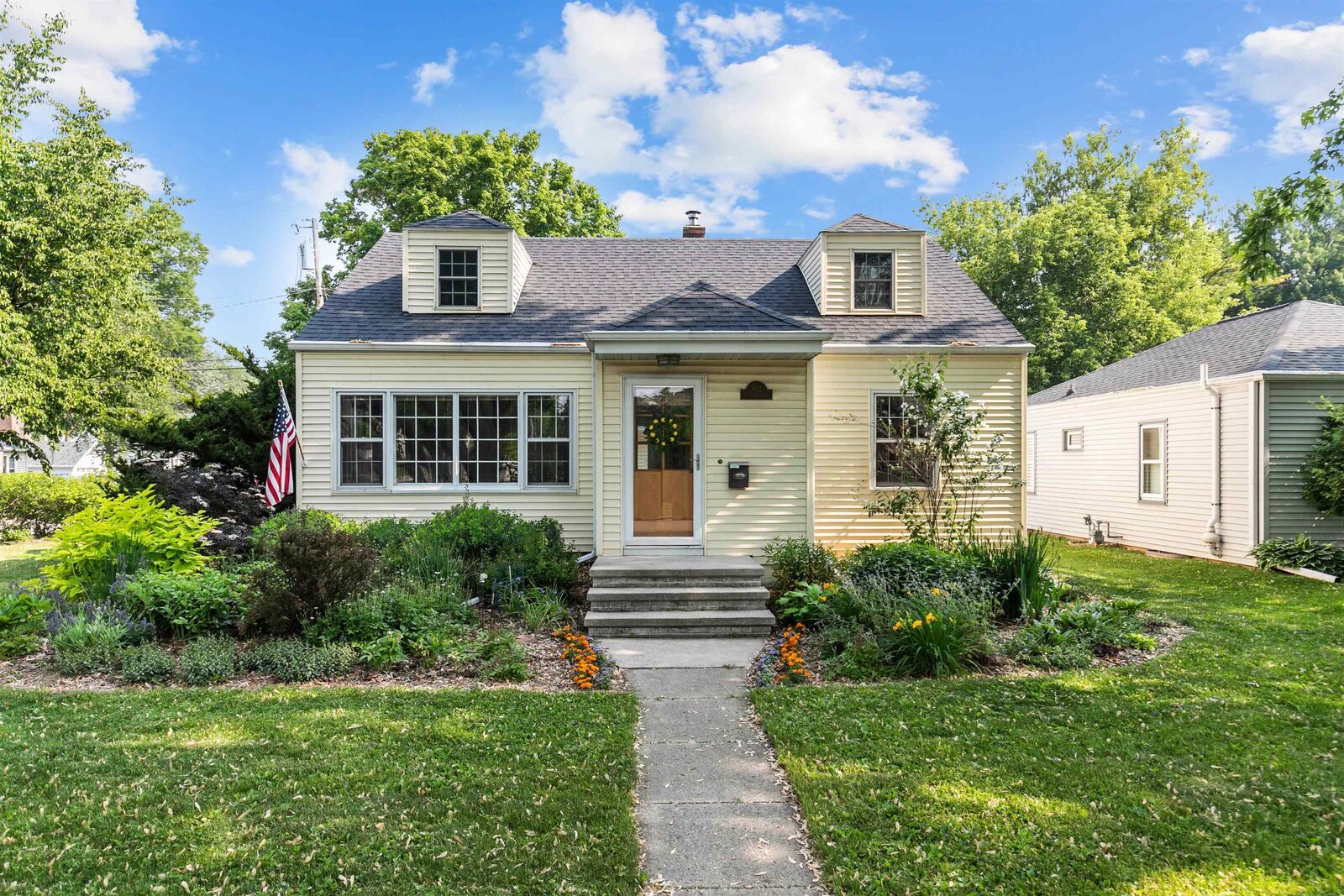 Property Photo:  802 E Harrison Street  WI 54915-2250 
