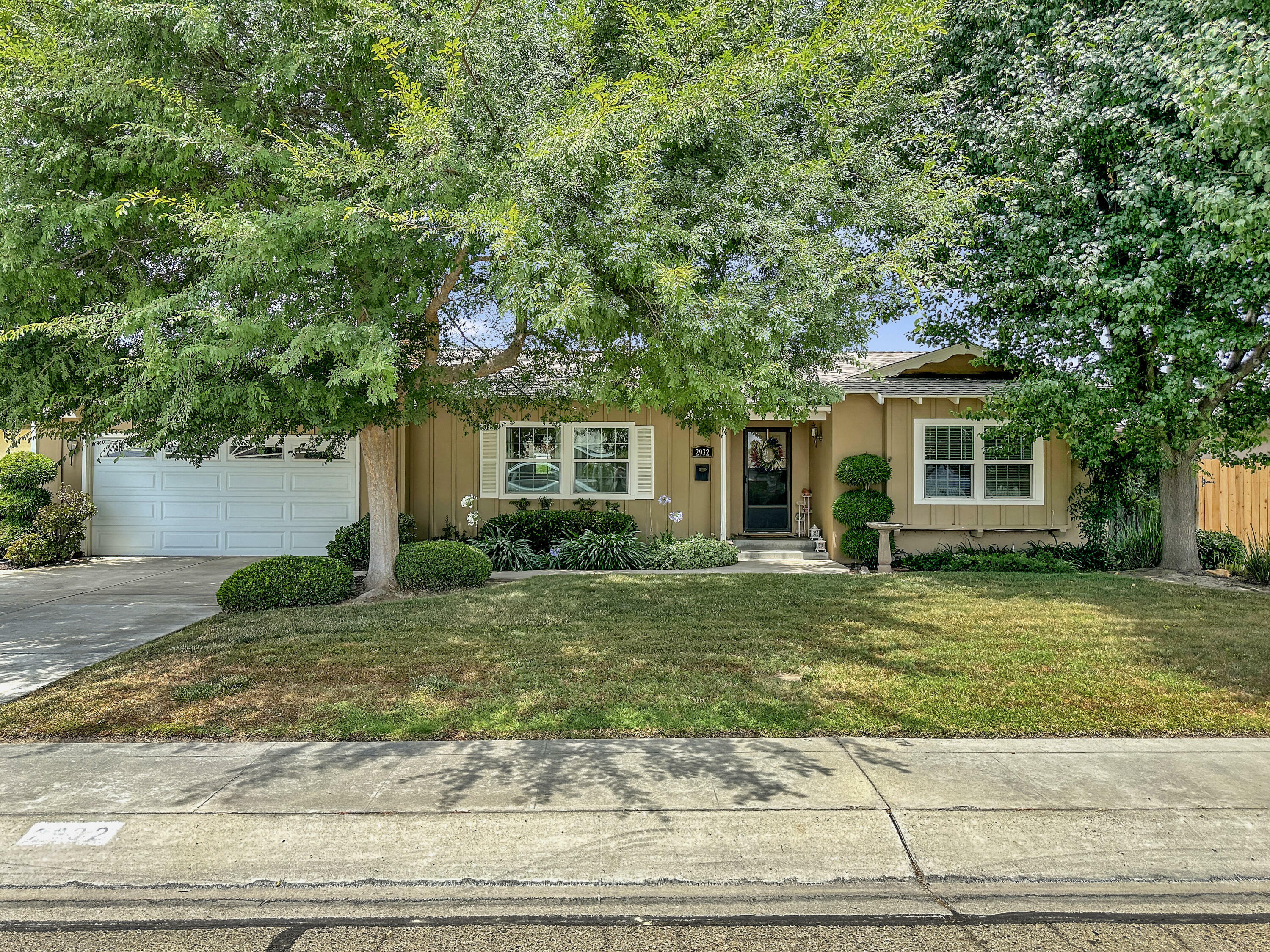 2932 W Laura Avenue  Visalia CA 93277 photo